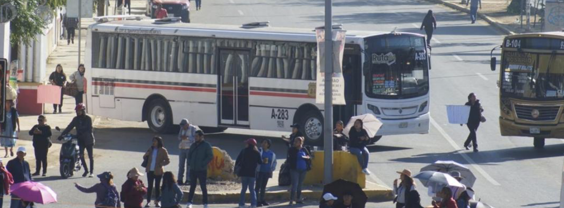 Trabajadores de la Sección 35 del SNTSA Bloquean Vías y Casetas en Oaxaca por Incumplimiento del IMSS-Bienestar